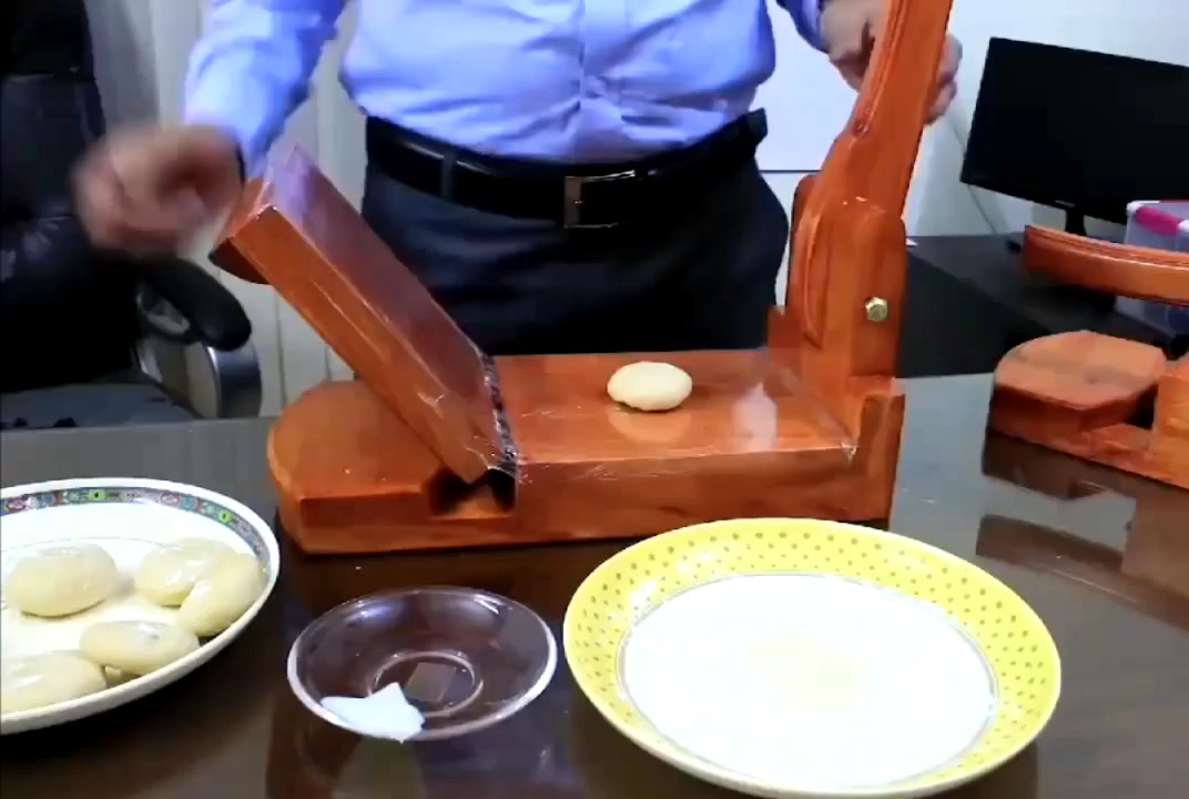 Wooden Square Easy Roti Maker with roti paper and both side tape